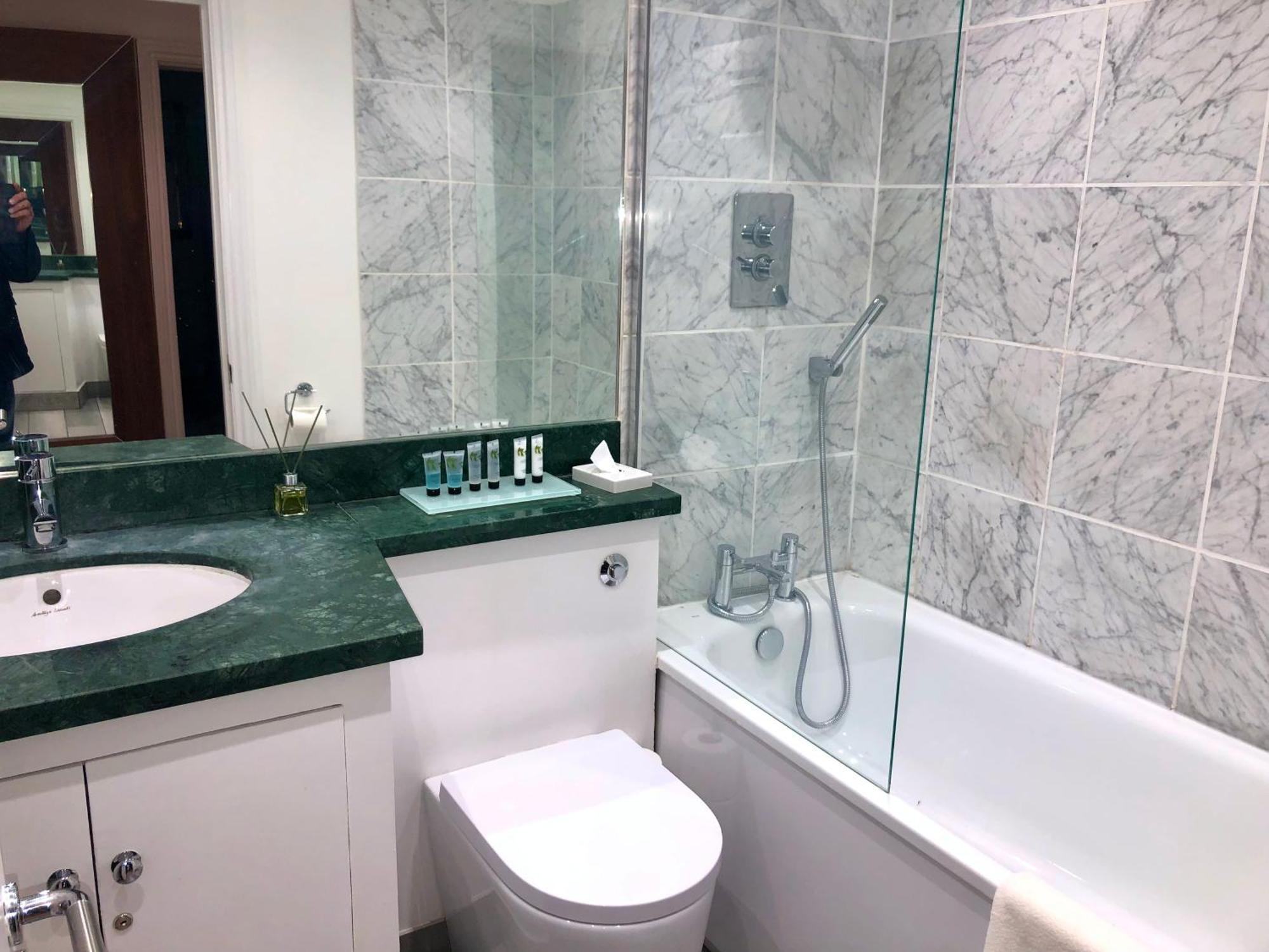 Superbly Located 2 Bedroom Luxury Apartment Bath Exterior foto
